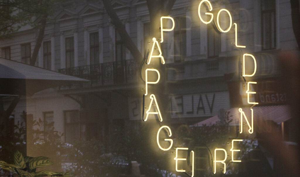 Goldener Papagei